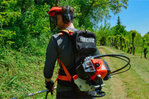 alt="persona con decespugliatore ECHO RM 520ES:"