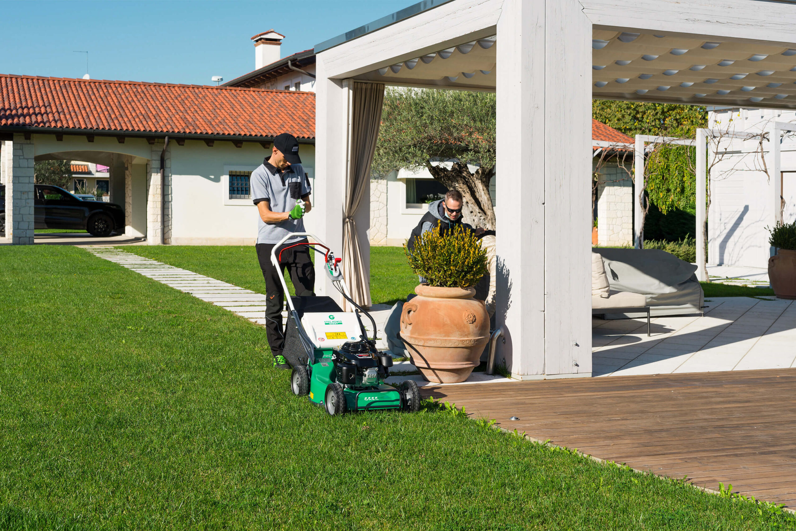 Orec_rasaerba_GR_tagliaerba_professionale_idrostatico_raccolta_alluminio_ambientata_1